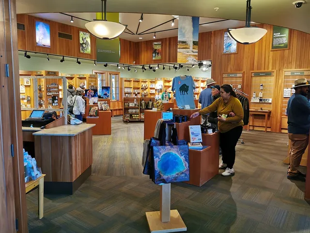 Yellowstone Forever Park Store - Old Faithful