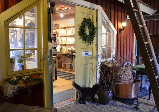 Rit & Målerigården, Butik, utställning & café (våffelstuga vår sommar, helger på hösten) (farmcafé and designshop)
