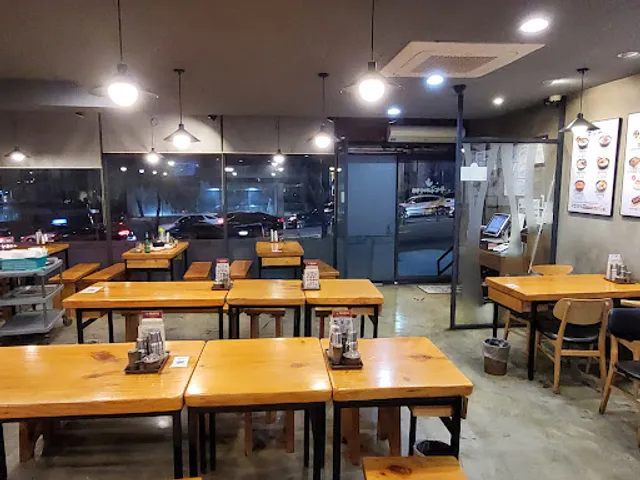 부산아지매국밥 차병원사거리점