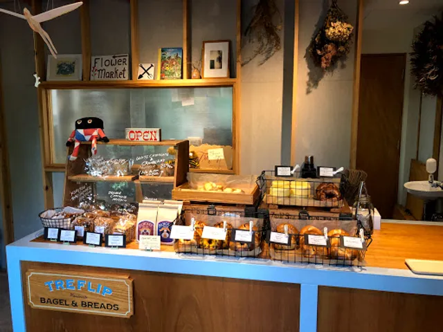 TRE FLIP Bagel & Breads
