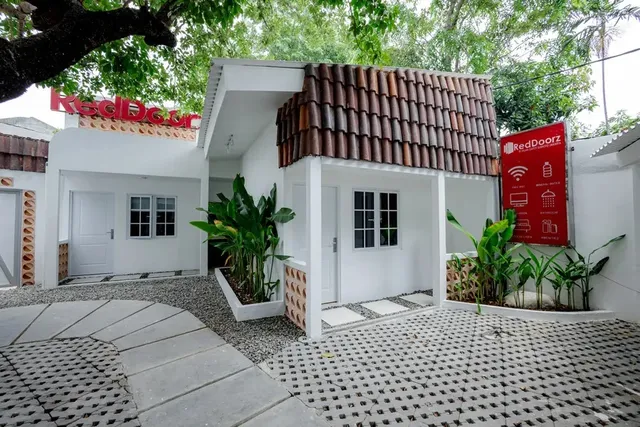 RedDoorz Plus @ Jalan Gatot Subroto Jakarta