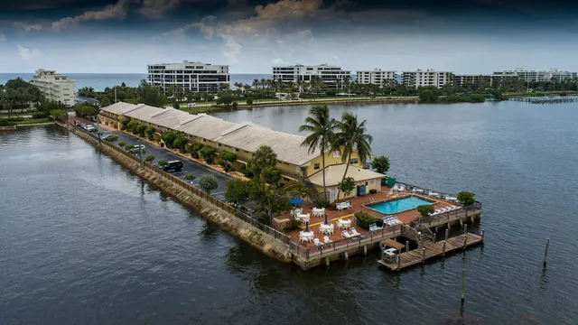 PALM BEACH Waterfront Suites