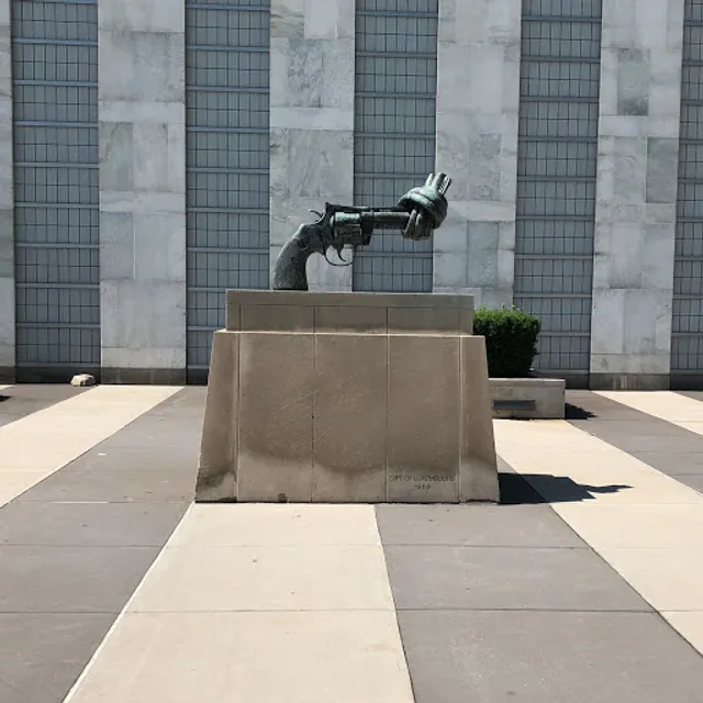 Non-Violence - Carl Fredrik Reuterswärd