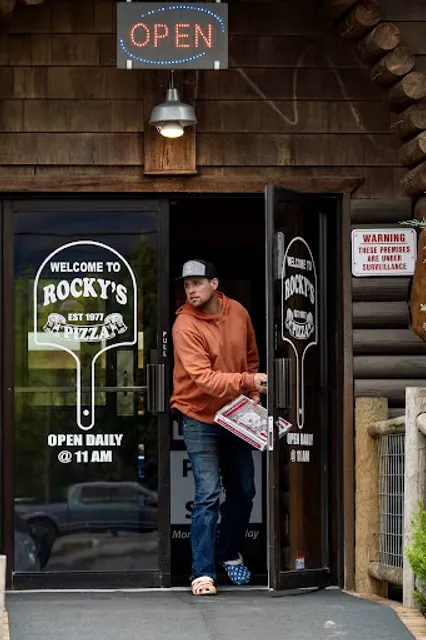 Rocky’s Pizza & R Bar