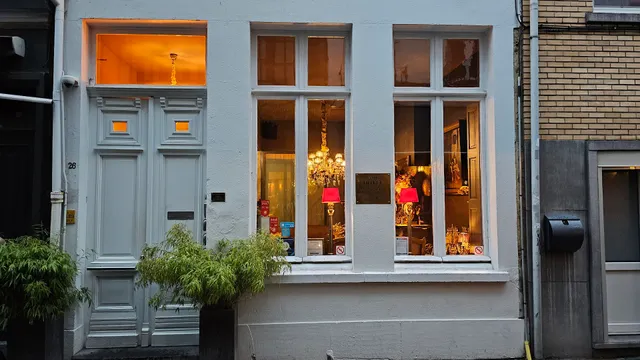 Hotel Diamonds And Pearls