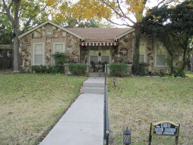 The "Dahl House" Guest House Bed & Breakfast in Clifton, Texas