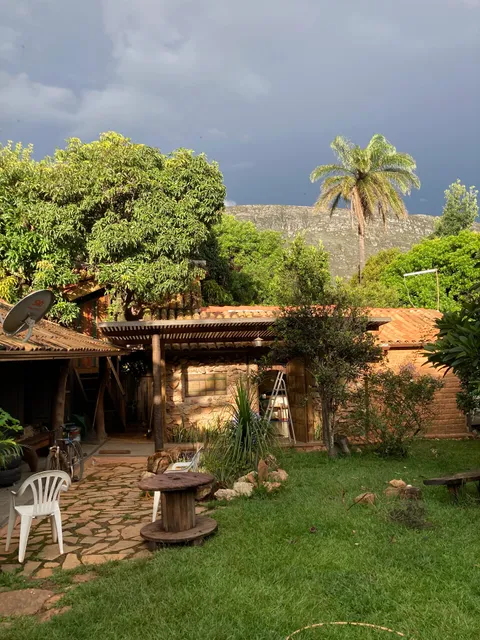 Casa na Árvore na beira da lagoa - lapinha da serra