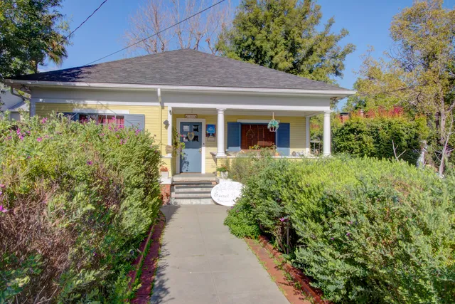 Secret Garden Inn & Cottages