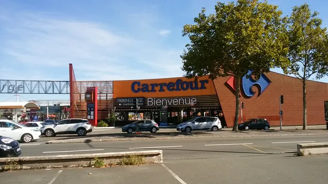 Centre commercial Carrefour Saint-Serge