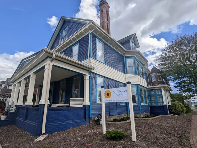 Sunflower Manor Hotel