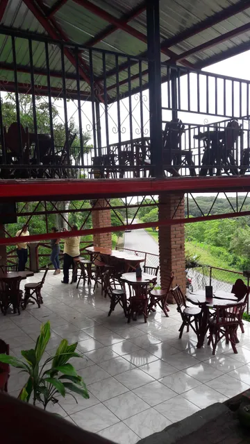 Restaurante. Brisas del lago