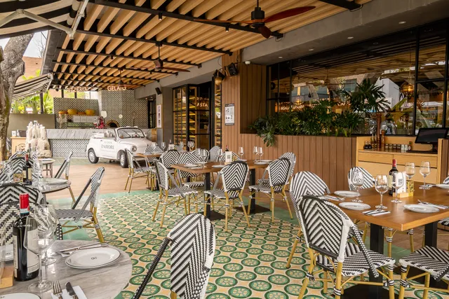 Piazza by Storia D'amore - Lyrata pance