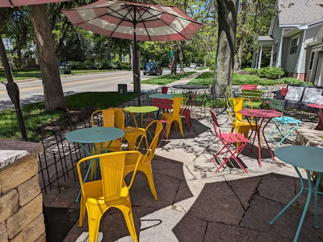 Deluxe Cakes & Pastries