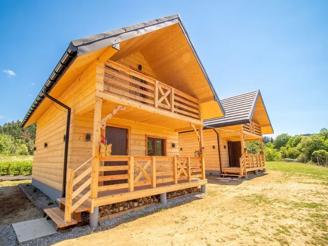 Domki nad rzeką w Komańczy