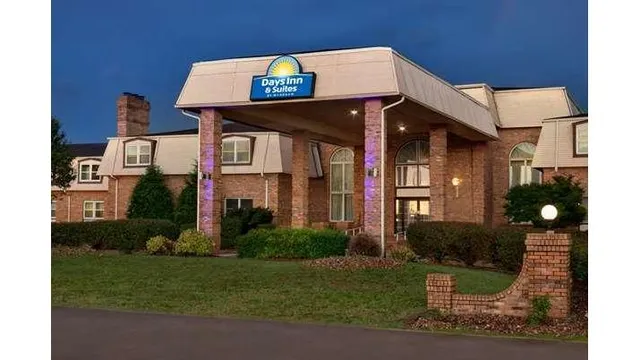 Days Inn & Suites by Wyndham Sikeston