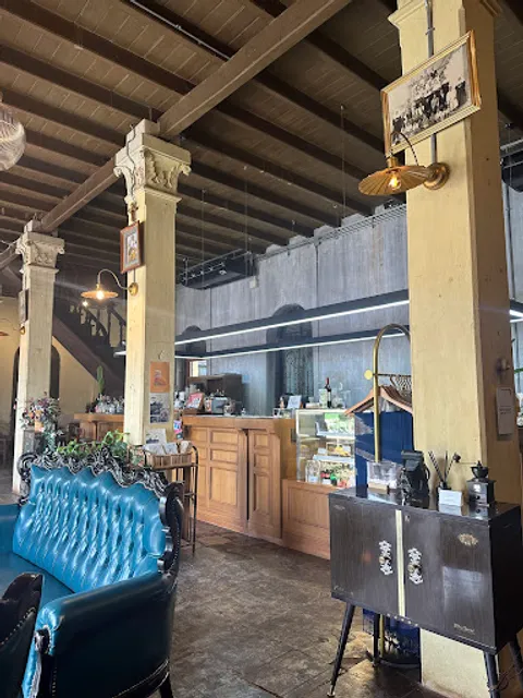 UDD UDOMDETWAT Café and Bistro: Carrot Cake & Coffee in Historic Ancient House behind Cathedral