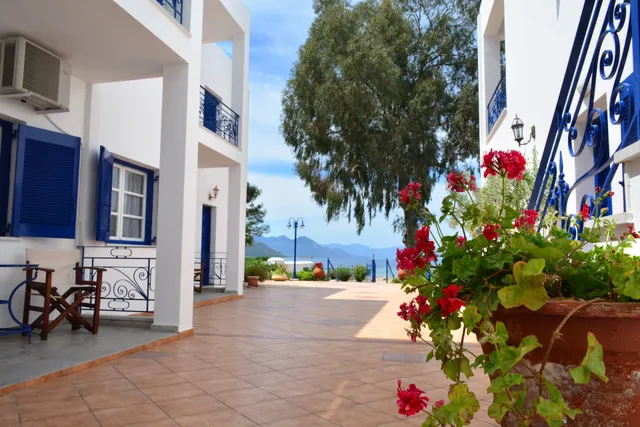 Crownview Suites Beachfront Hotel Apartments