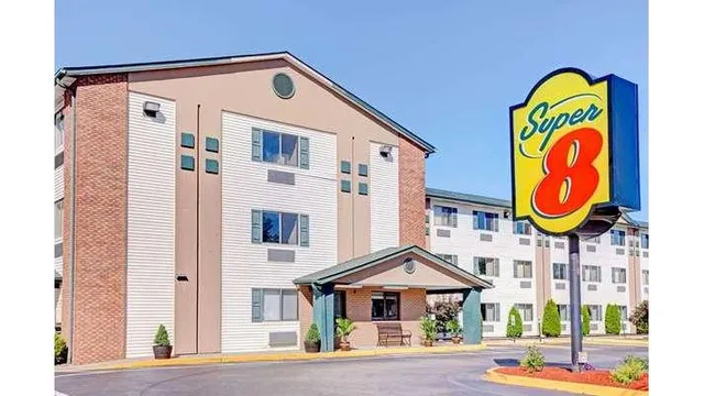 Super 8 by Wyndham Louisville Airport