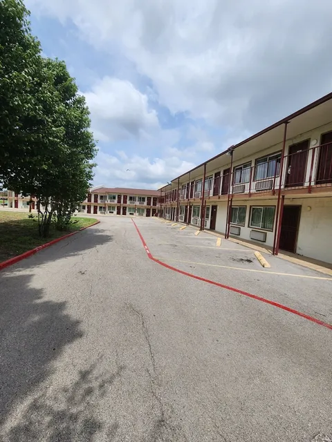 HOME TOWN INN &SUITES