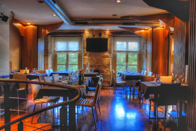 Doze Restaurante & Premium Bar