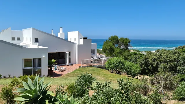 Southern Cross Beach House - stone’s throw from the beach, spectacular sea views