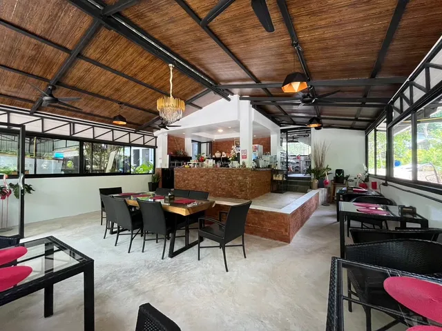 The Lek Sand Beach Bar - Free Entrance to Freedom Beach