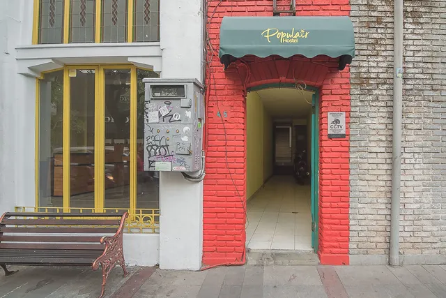 RedDoorz Hostel near Braga Citywalk