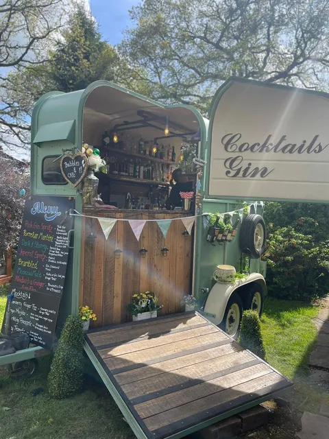 Bubbles and Chic Horsebox Bar