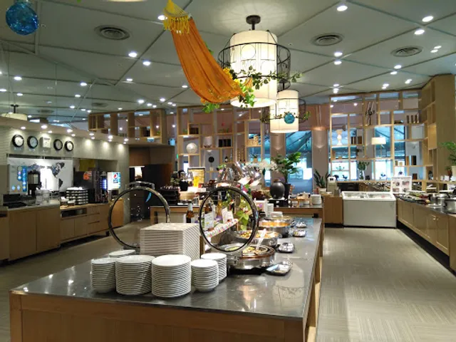 CASUAL RESORT DINING SERENA