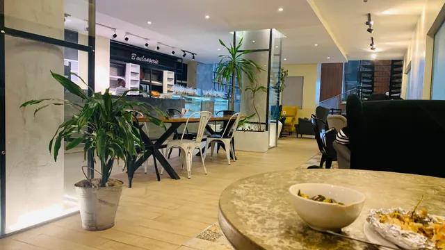 La Nouvelle Cafe & Restaurant l ላ ኑቬል ካፌ እና ሬስቶራንት