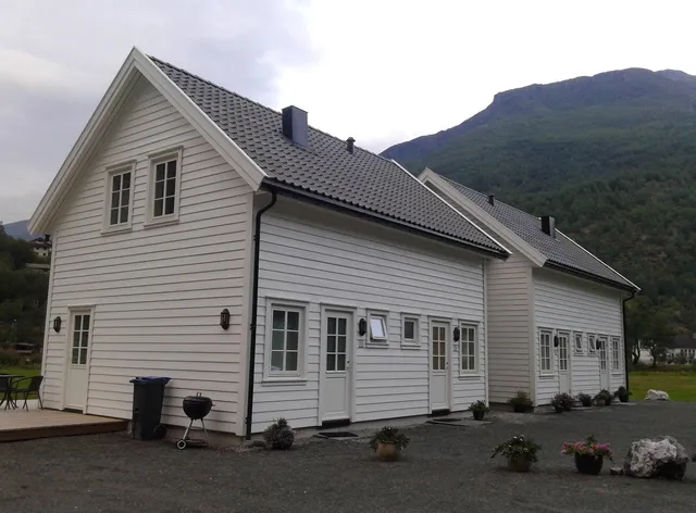 Brekke Gard Apartments & Hostel