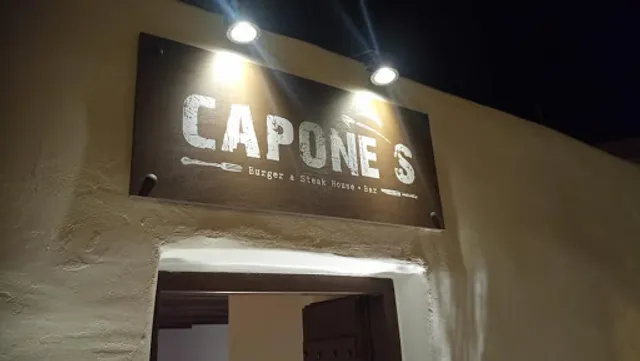 CAPONES