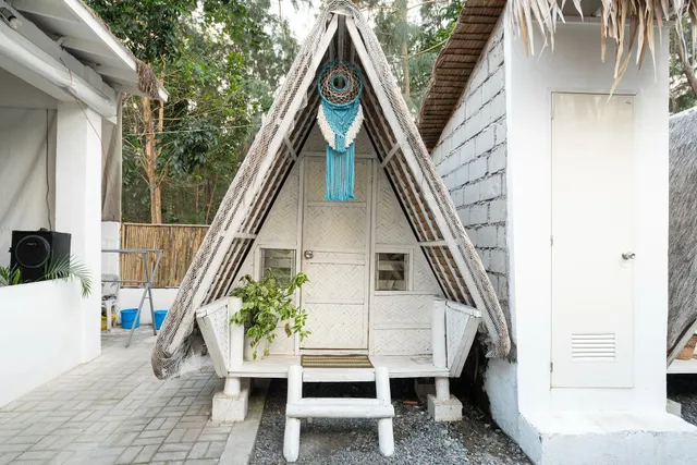 Costas de Liwa Bar and Beach Resort