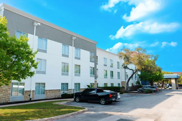 Comfort Suites Medical Center near Six Flags