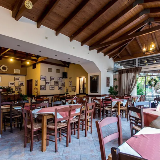 Ταβερνα Το Εξοχικον(since 1932)