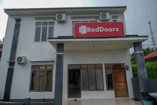 RedDoorz near De La Salle Manado