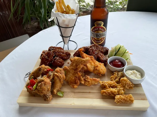 The Academy Chinese Restaurant and Bistro bar