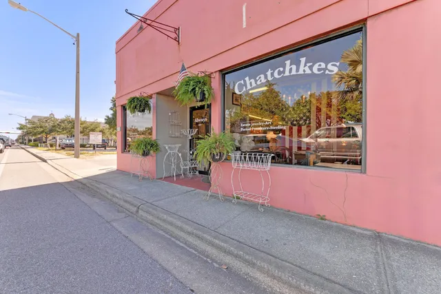 Antiques & Chatchkes