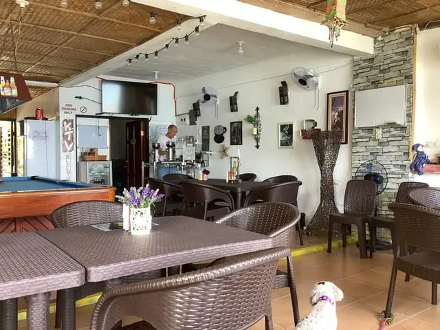 Toots Cafe Sportsbar & Restaurant, Puerto Galera