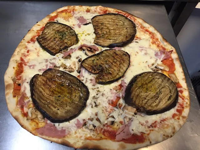 Chez Alain : Pizza et plats à emporter uniquement de 11 h à 13 h et de 18 h à 21 h Tous les jours