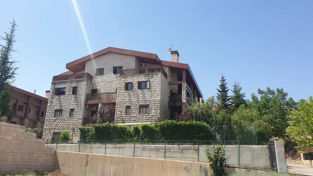 Eleven Hotel & Restaurant Kfardebian