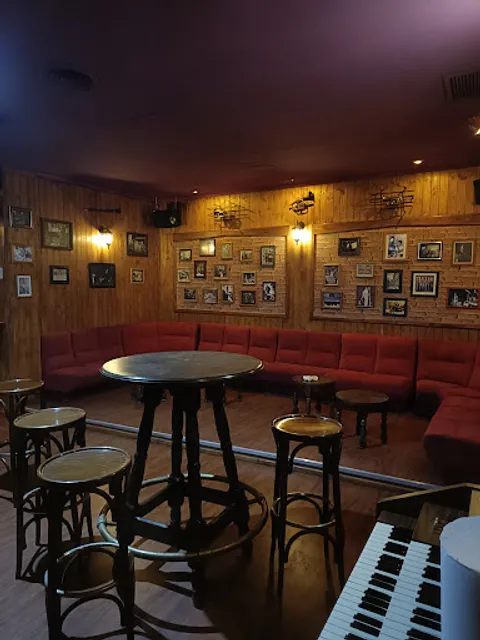 Santana Cafetería y Pub