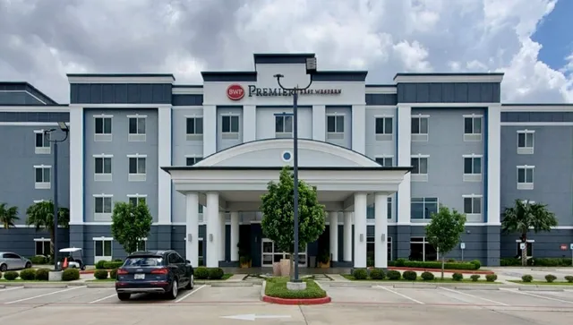 Best Western Premier Ashton Suites-Willowbrook