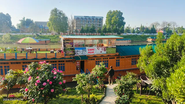 Houseboat Karima palace