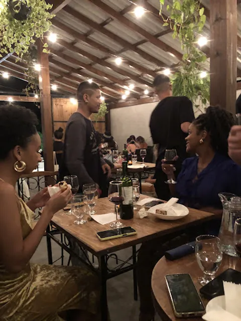 Vinhos & Versos - bar de vinhos e artes