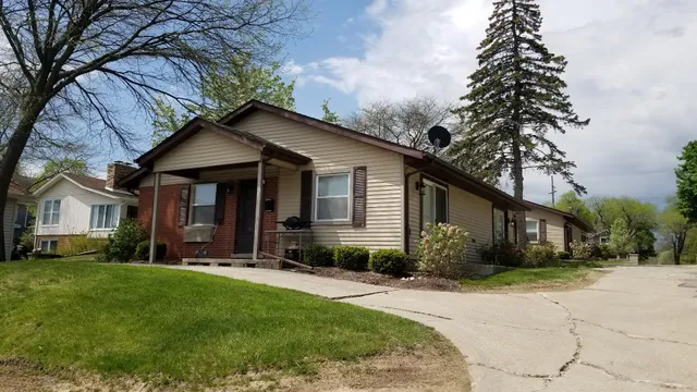 Burkemo’s Beach Apartments & Hotel