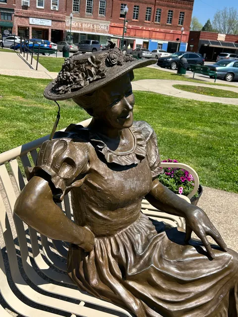 Minnie Pearl Statue