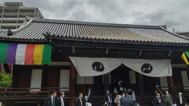 Shitenno-ji Temple Market (21st & 22nd of every month)
