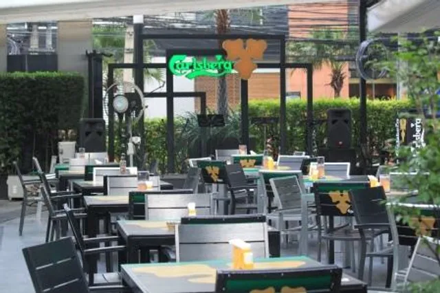 Dee Lounge and Beer Garden Bangkok