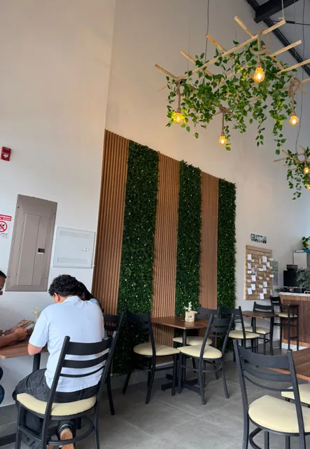 Esencia Bistró & Café